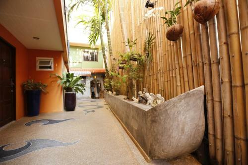 Hostal Baan Kamala Hostel & Guesthouse