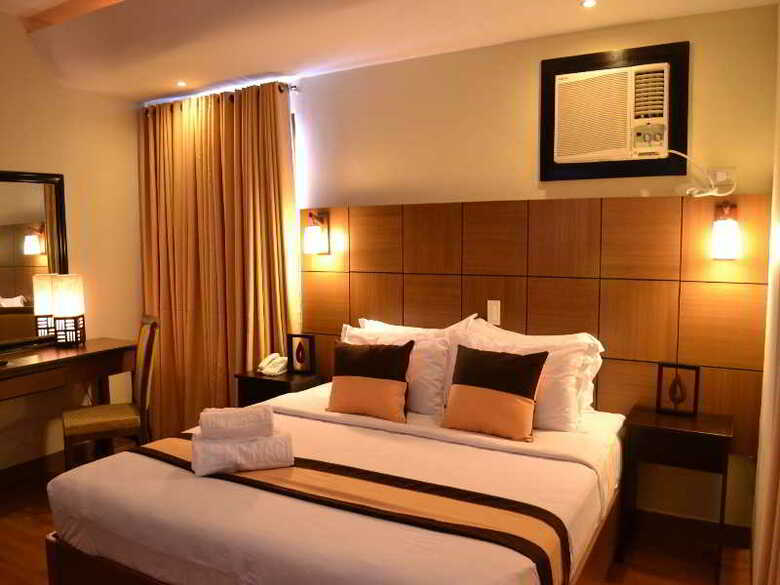 The Pinnacle Hotel And Suites