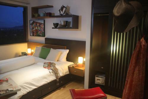 Top Floor, One-bedroom Apartment