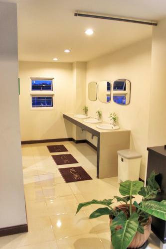 Ananas Phuket Central Hostel