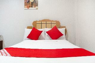 Hotel Oyo 153 Monclaire Suites