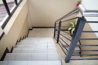 Hotel Oyo 153 Monclaire Suites