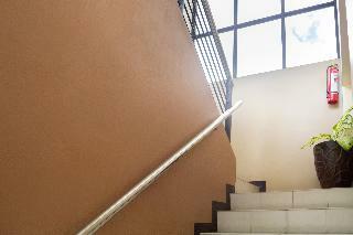 Hotel Oyo 153 Monclaire Suites