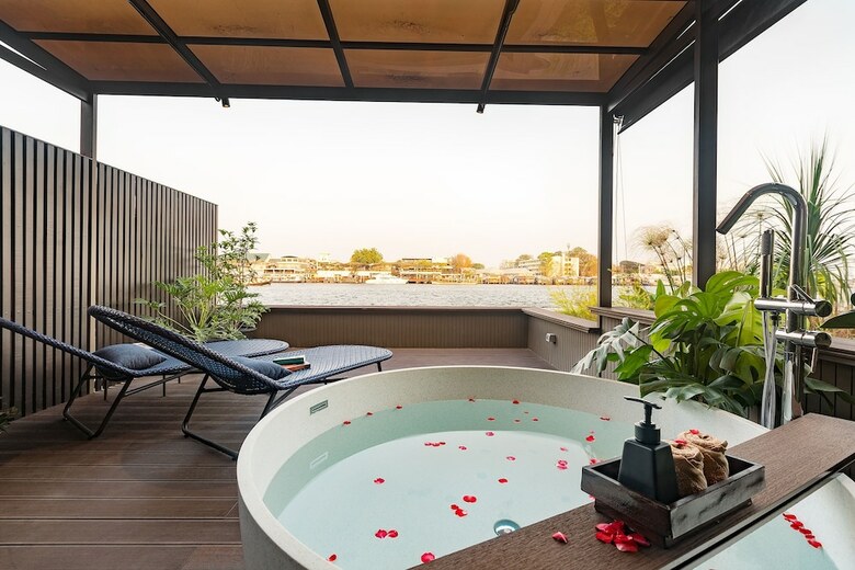 Hotel Baan Wanglang Riverside, Bangkok