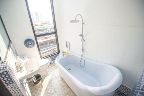 Glur Bangkok Hostel & Coffee Bar