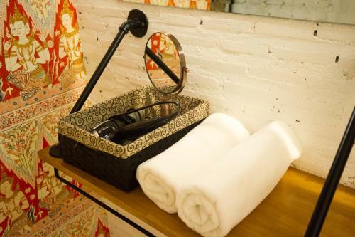 Glur Bangkok Hostel & Coffee Bar