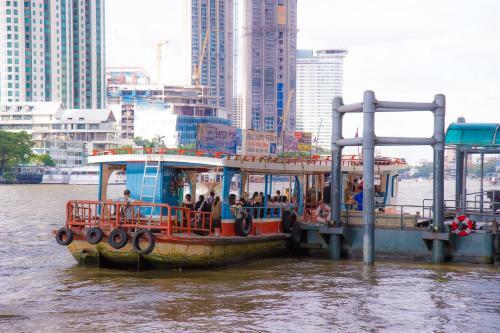 Glur Bangkok Hostel & Coffee Bar