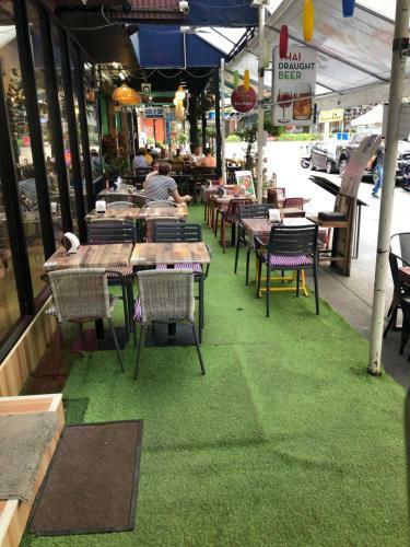 Glur Bangkok Hostel & Coffee Bar