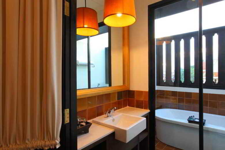 99 The Gallery Hotel