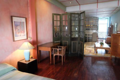 Hostal Pim Bed & Breakfast