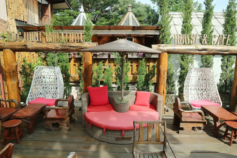 Hotel Log Home Boutique