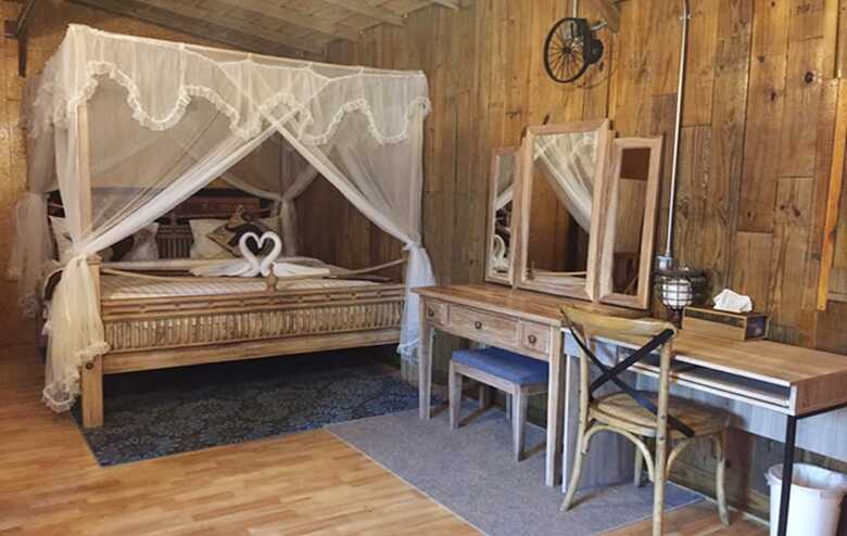 Hotel Log Home Boutique