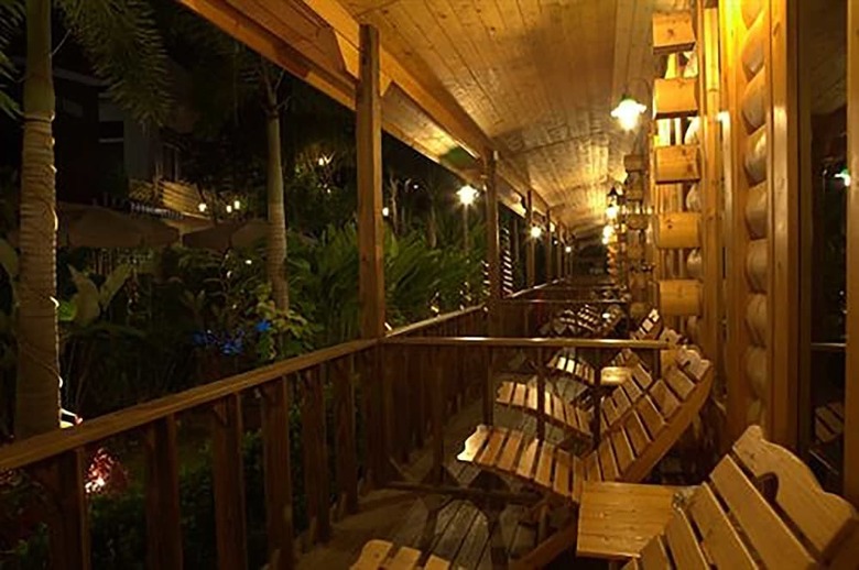 Hotel Log Home Boutique