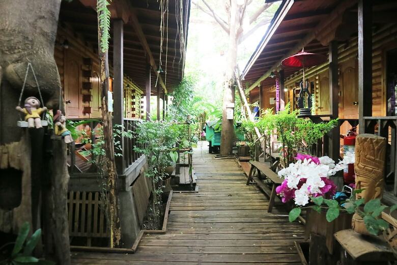 Hotel Log Home Boutique