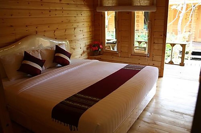 Hotel Log Home Boutique