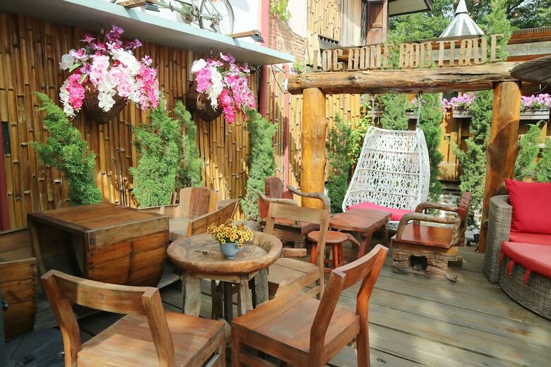 Hotel Log Home Boutique