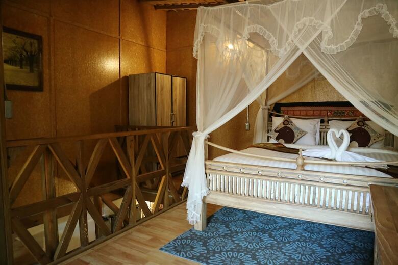 Hotel Log Home Boutique