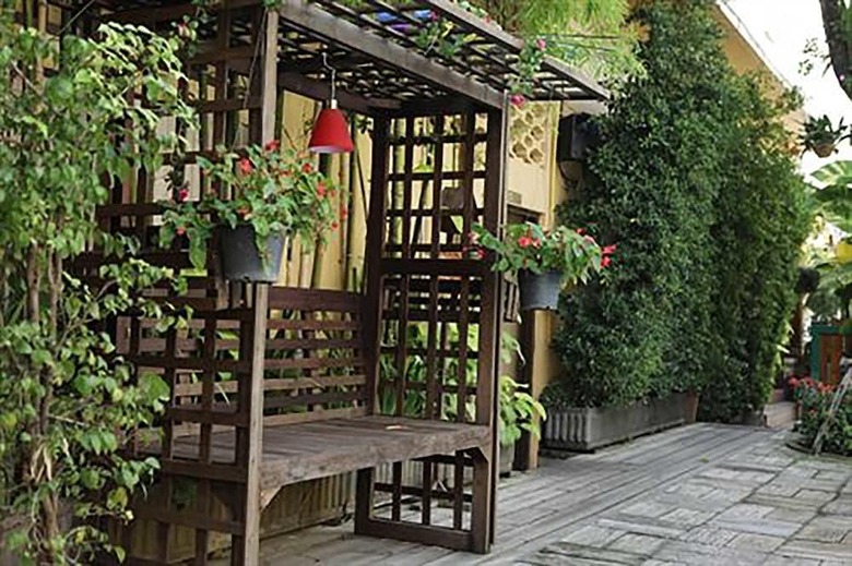 Hotel Log Home Boutique