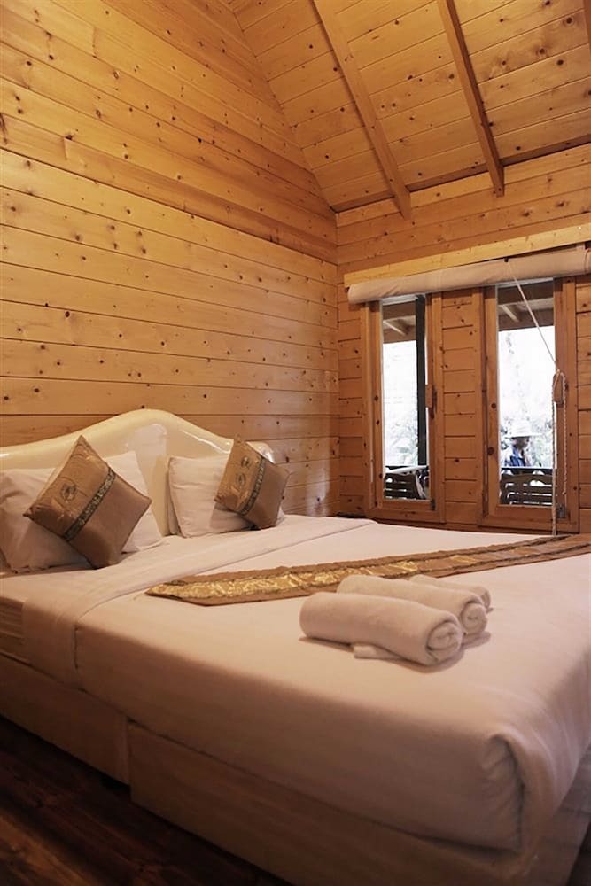 Hotel Log Home Boutique