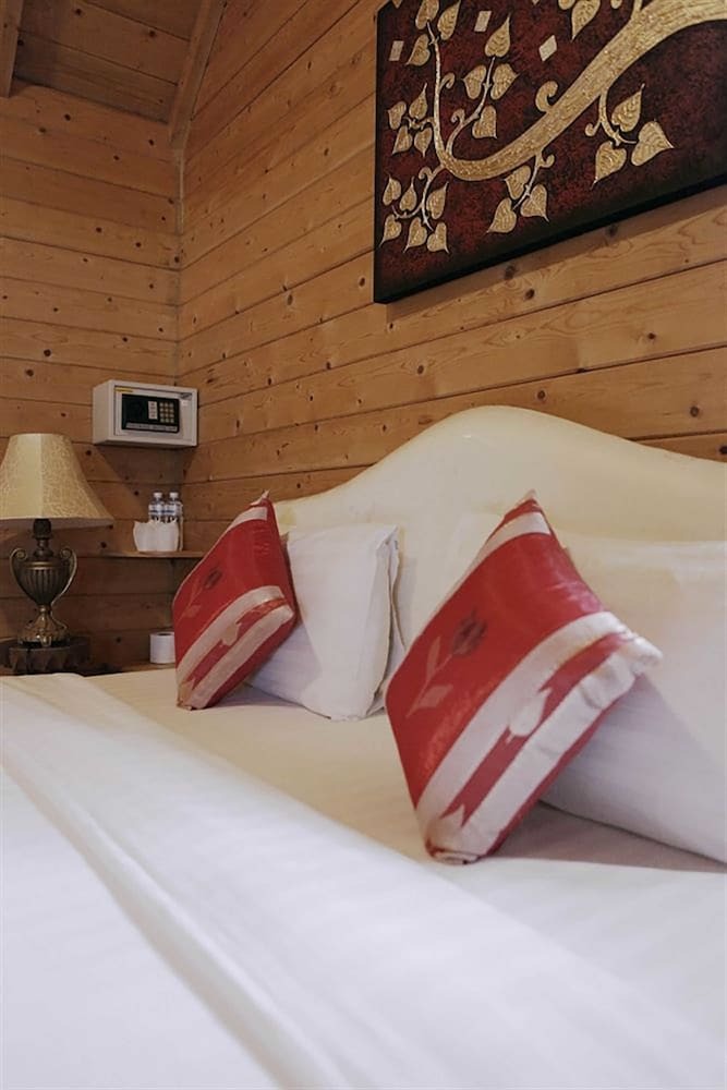 Hotel Log Home Boutique