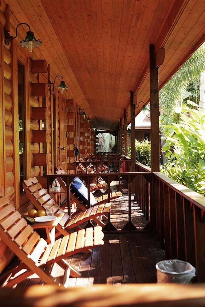 Hotel Log Home Boutique