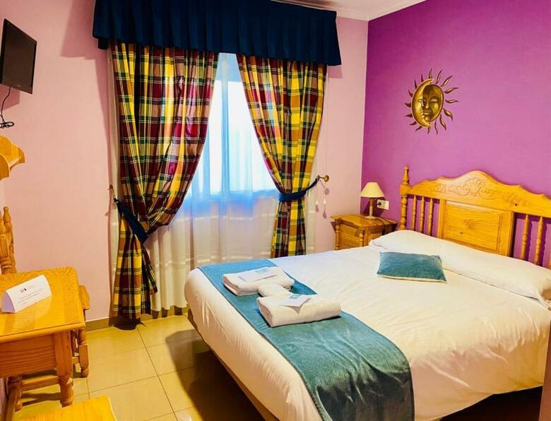 Hotel Hostal Valdepe�as