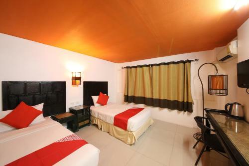 Hostal Patong Station House