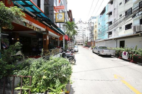 Hostal Patong Station House