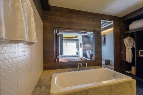 Dolphin Hotel Phuket