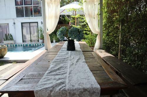 Hostal Secret Garden Pool Villa