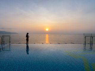 Maximilan Danang Beach Hotel