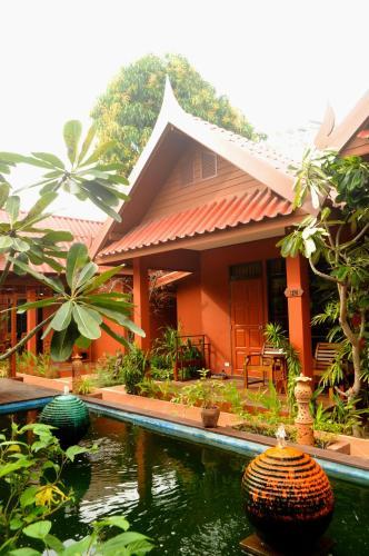 Hotel Ruenkanok Thaihouse Resort