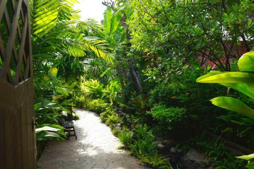 Hotel Ruenkanok Thaihouse Resort