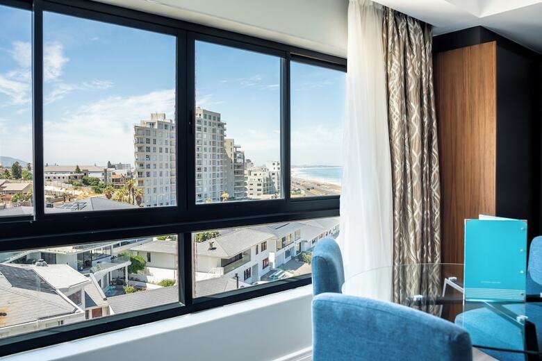 The Blaauberg Beach Hotel