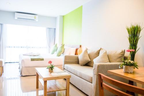 Crystal Jade Hotel And Service Apartment
