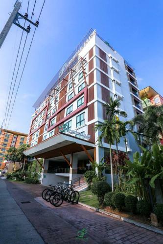 Crystal Jade Hotel And Service Apartment