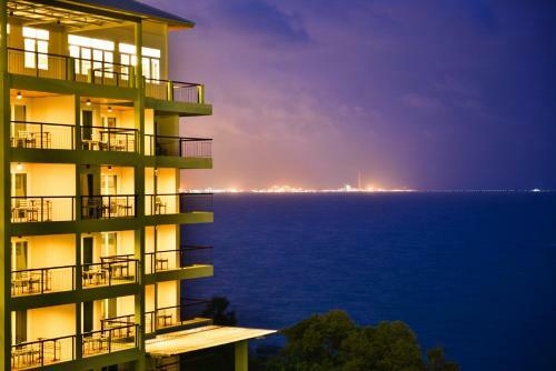 Hotel Royal Phala Cliff Beach Resort & Spa
