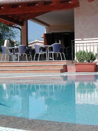 Hotel New Rose Resort & Beach Club