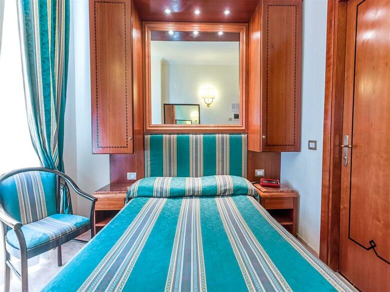 Raeli Hotel Lux