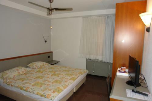 Hostal Hotel Bahnhof Haus