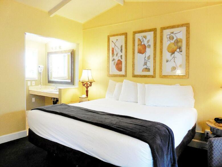 Hotel Sea Breeze Inn & Logde
