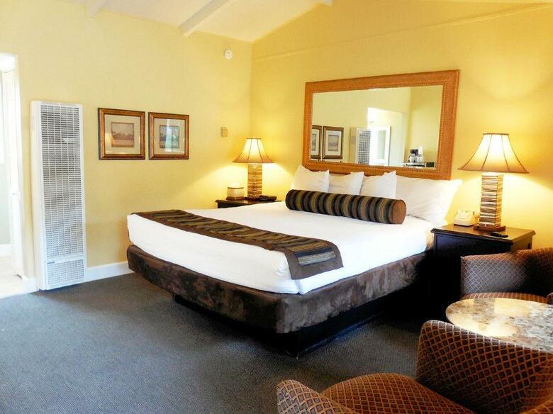 Hotel Sea Breeze Inn & Logde