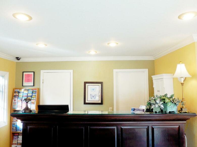 Hotel Sea Breeze Inn & Logde