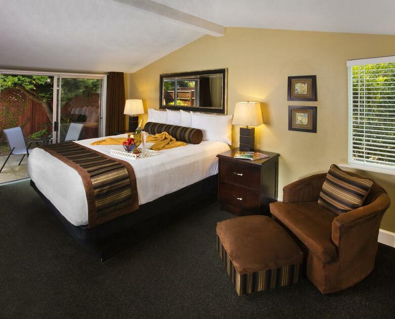 Hotel Sea Breeze Inn & Logde