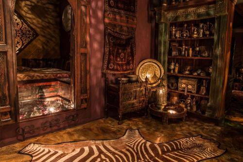 Bijou Hotel / Love And Romance