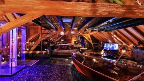 Bijou Hotel / Love And Romance