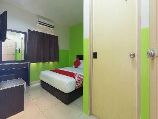Oyo 44072 Mines Cempaka Hotel