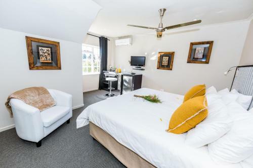Hostal Le Petit Chateau Guest House