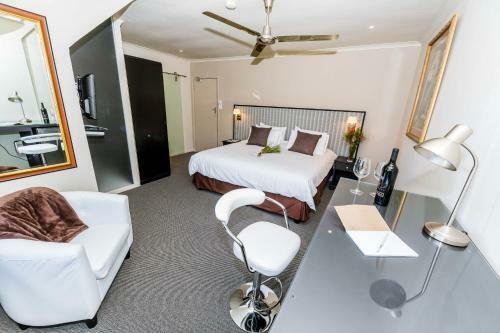 Hostal Le Petit Chateau Guest House