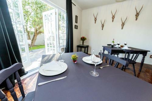 Hostal Le Petit Chateau Guest House